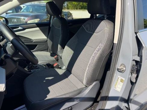 Used 2024 Volkswagen Taos SE w/ Panoramic Sunroof Package image 18