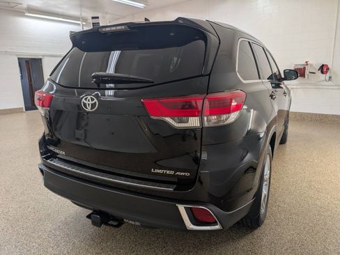 Used 2019 Toyota Highlander AWD V6 image 4