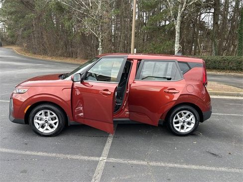 Certified 2022 Kia Soul LX w/ Technology Package image 9