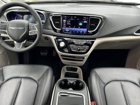 Used 2024 Chrysler Pacifica Select image 13