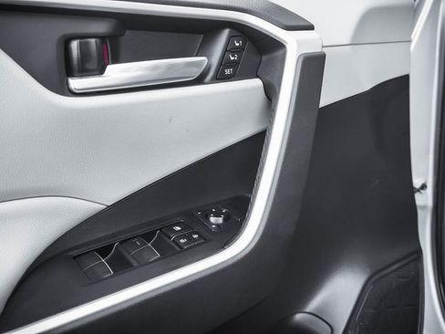 Used 2021 Toyota RAV4 XLE Premium image 12