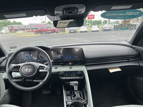 Certified 2025 Hyundai Elantra Limited FWD image 19