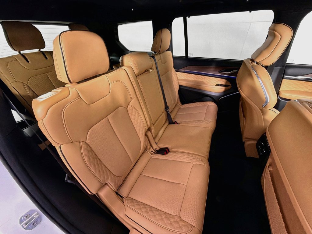 Used 2025 Jeep Grand Cherokee L Summit w/ Luxury Tech Group V AWD/4WD image 29