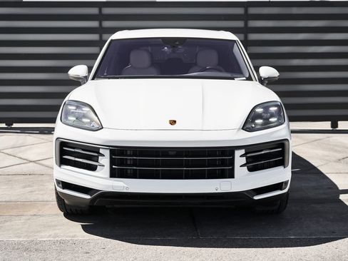 Used 2025 Porsche Cayenne AWD/4WD image 12