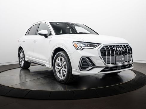 Used 2023 Audi Q3 2.0T Premium w/ Convenience Package AWD/4WD image 2