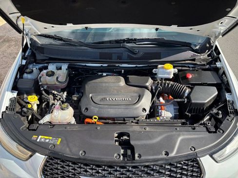 Used 2022 Chrysler Pacifica Touring-L w/ Uconnect Theater Family Group image 20