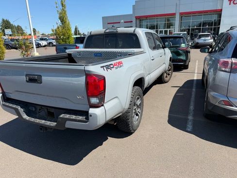 Used 2018 Toyota Tacoma TRD Sport w/ Technology Package AWD/4WD image 11