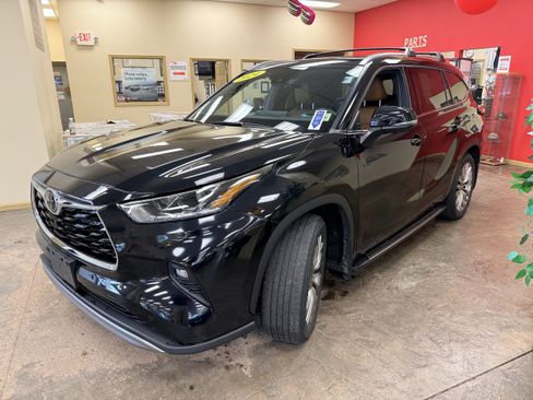 Used 2024 Toyota Highlander Platinum AWD/4WD image 3