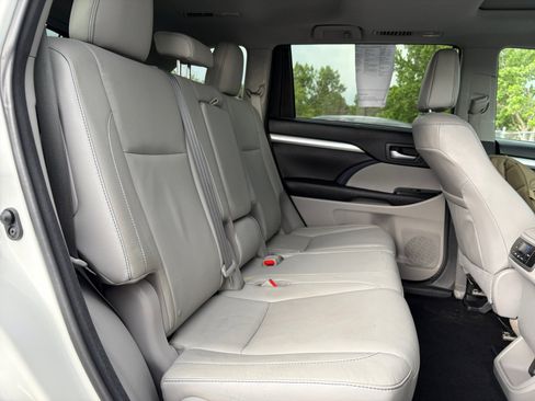 Used 2016 Toyota Highlander XLE AWD/4WD image 32