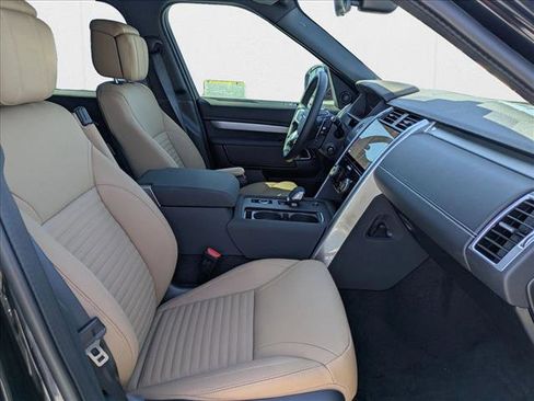 New 2025 Land Rover Discovery Dynamic SE image 17