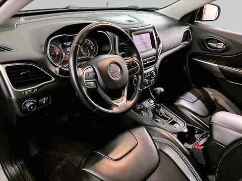 Used 2019 Jeep Cherokee Latitude Plus w/ Cold Weather Group AWD/4WD image 12