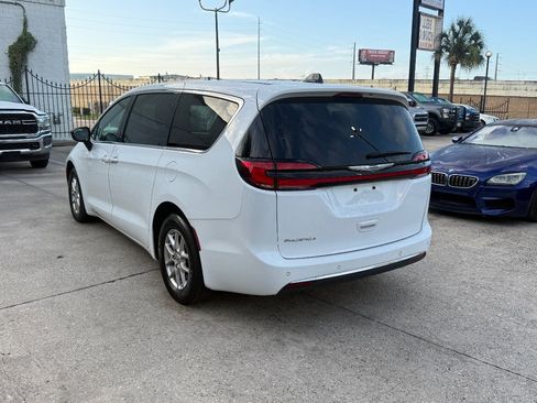 Used 2025 Chrysler Pacifica Select FWD image 6