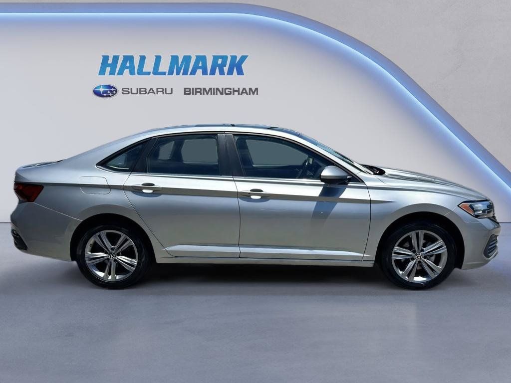 Used 2024 Volkswagen Jetta SE FWD image 2