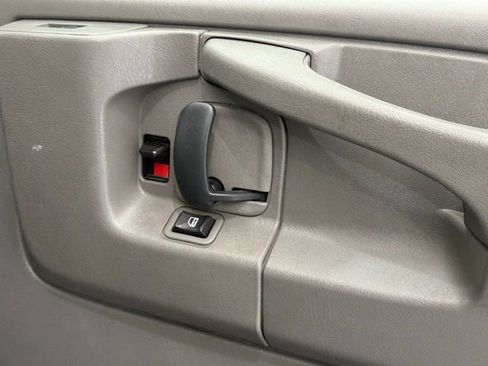Used 2015 Chevrolet Express 2500 image 19