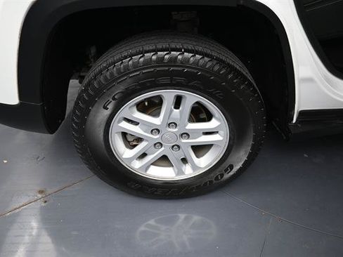 Used 2023 Jeep Grand Cherokee Laredo AWD/4WD image 24
