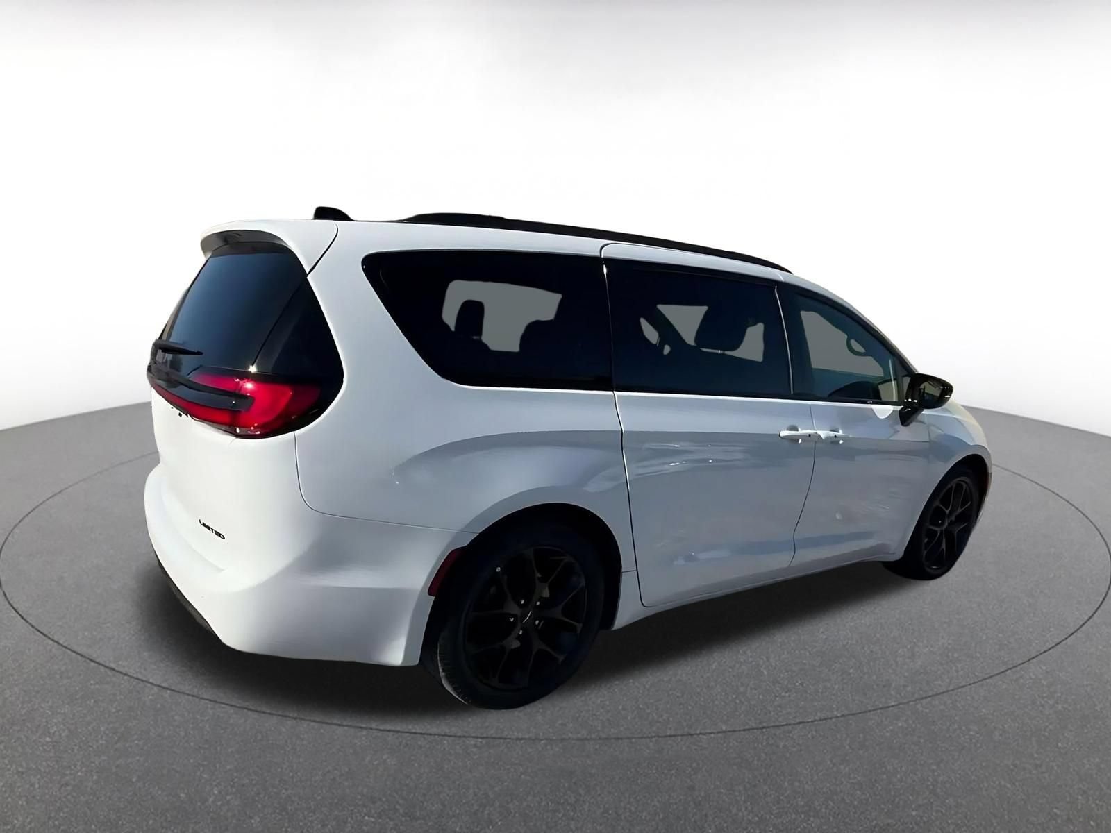 Used 2025 Chrysler Pacifica Limited FWD image 14