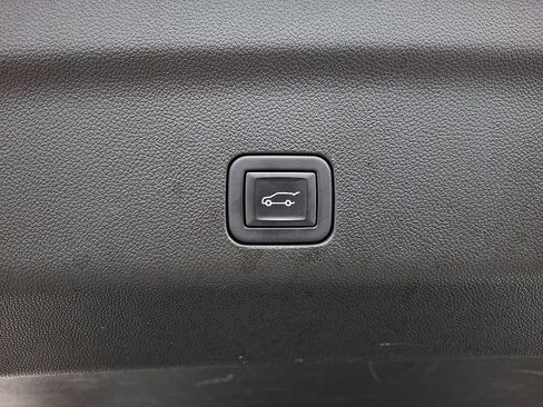 Used 2024 Chevrolet Tahoe Z71 w/ Luxury Package image 33