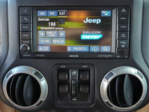 Used 2015 Jeep Wrangler Unlimited Sahara w/ Connectivity Group AWD/4WD image 15