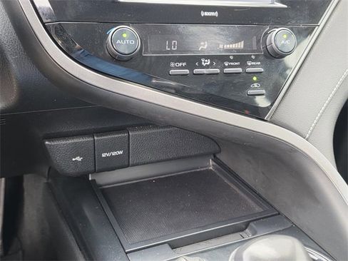 Used 2020 Toyota Camry SE image 16