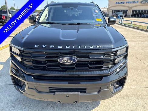 Used 2025 Ford Expedition Active RWD image 2