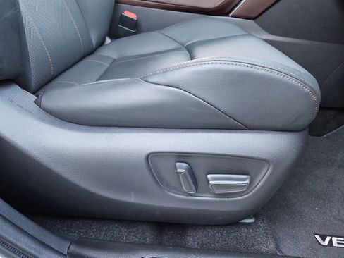 Used 2021 Toyota Venza Limited image 29