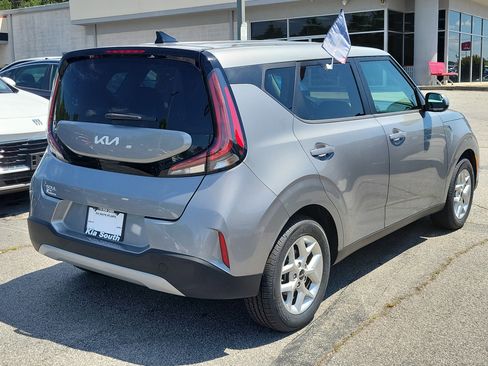 Used 2024 Kia Soul LX w/ Option Group 015 FWD image 6