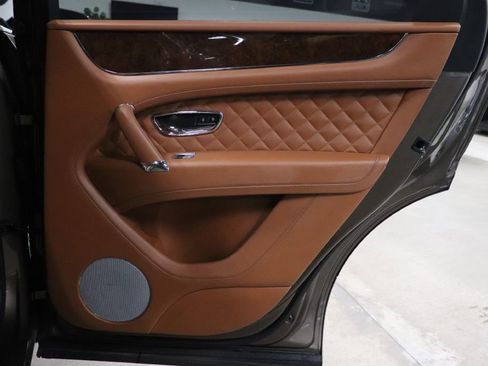 Used 2017 Bentley Bentayga image 22