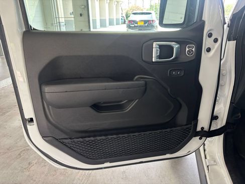 Used 2025 Jeep Wrangler Unlimited Rubicon AWD/4WD image 18