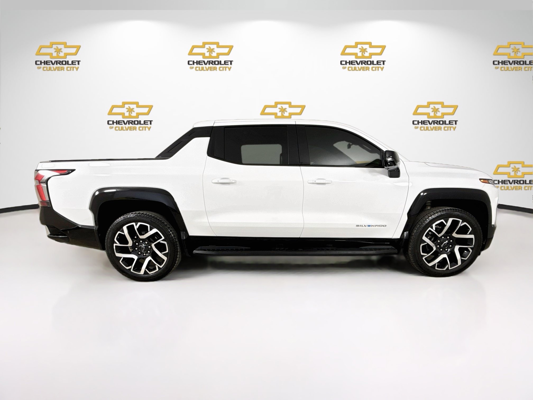 Used 2024 Chevrolet Silverado EV RST AWD/4WD image 9