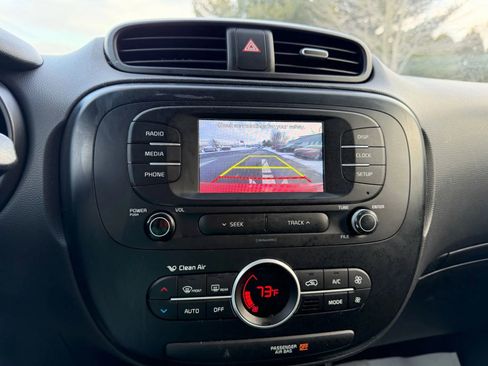 Used 2017 Kia Soul + image 10