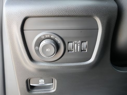 Used 2023 Jeep Grand Cherokee Overland w/ Adv Protech Group III AWD/4WD image 30