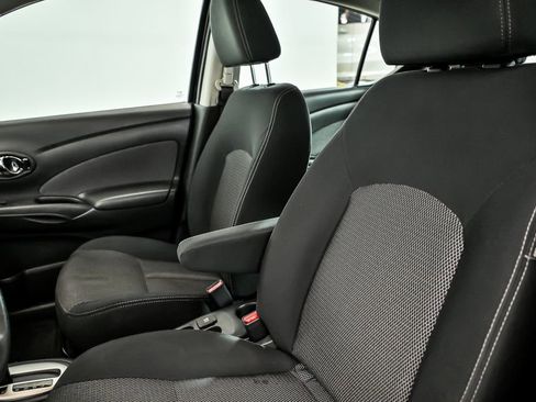 Used 2016 Nissan Versa SV w/ SV Tech Package FWD image 13