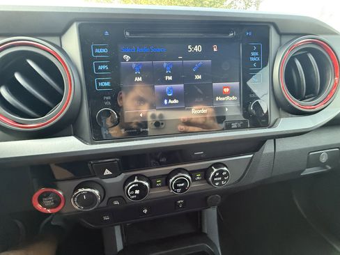 Used 2016 Toyota Tacoma TRD Sport w/ Towing Package image 25