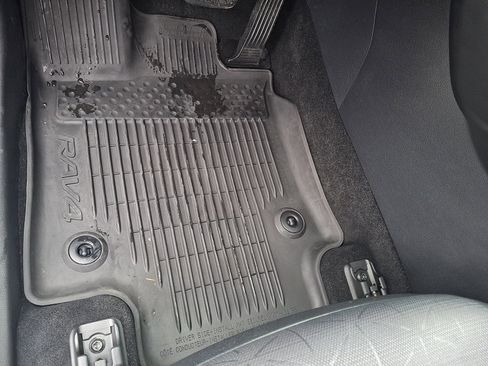 Used 2021 Toyota RAV4 XLE w/ Convenience Package image 28