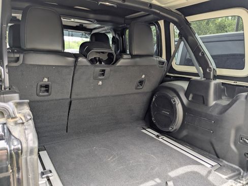 Used 2021 Jeep Wrangler Unlimited Rubicon w/ Dual Top Group AWD/4WD image 11