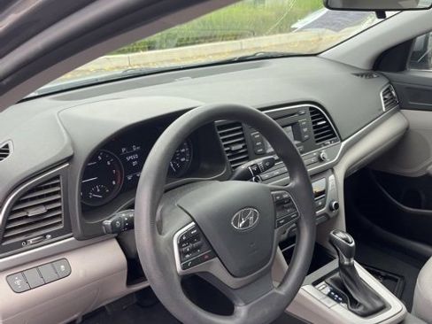 Used 2018 Hyundai Elantra SE image 13