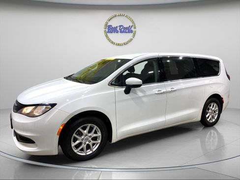 Used 2022 Chrysler Voyager LX FWD image 1