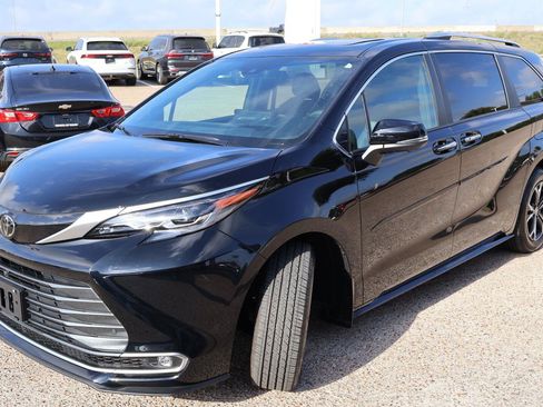 Used 2026 Toyota Sienna Platinum AWD/4WD image 7