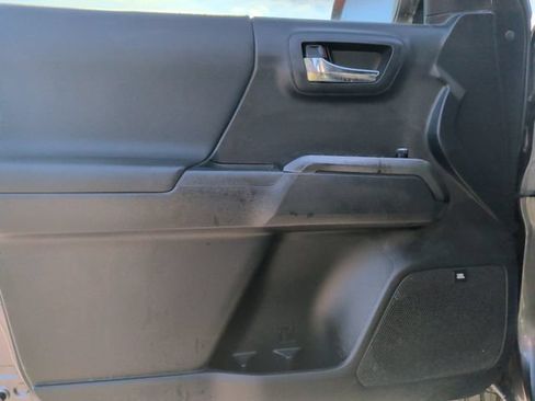 Used 2018 Toyota Tacoma TRD Off-Road AWD/4WD image 11