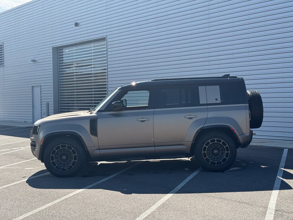 Used 2025 Land Rover Defender 110 AWD/4WD image 8