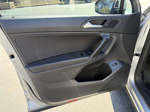 Used 2021 Volkswagen Tiguan SE image 10