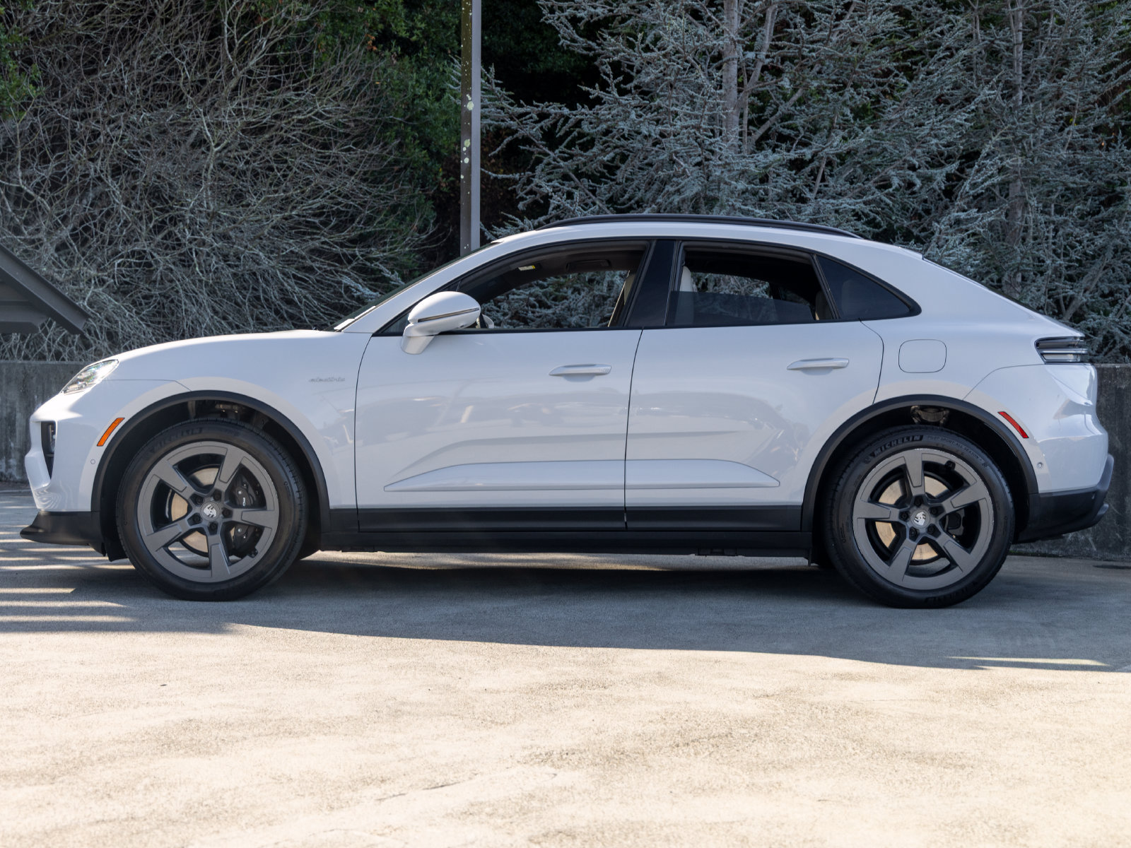 Certified 2025 Porsche Macan Electric RWD image 2