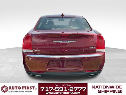 Used 2018 Chrysler 300 Limited RWD image 2
