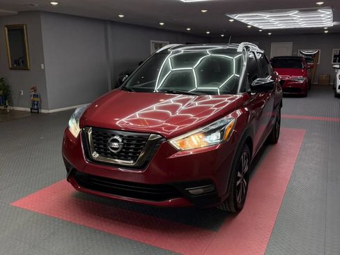 Used 2019 Nissan Kicks SR w/ Exterior Electronics Package FWD image 2