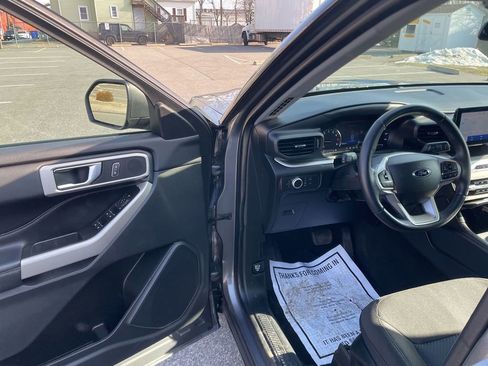 Used 2022 Ford Explorer XLT image 10