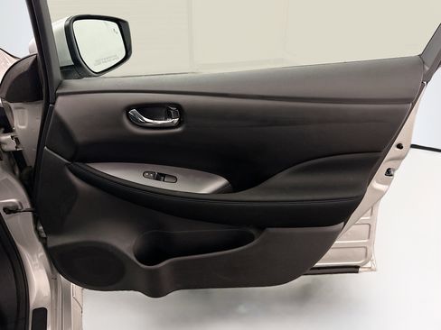 Used 2024 Nissan Leaf S image 32