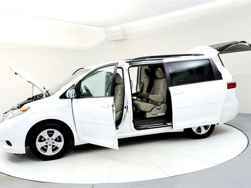 Used 2015 Toyota Sienna LE image 10