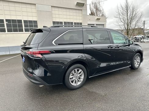 Used 2021 Toyota Sienna LE image 6