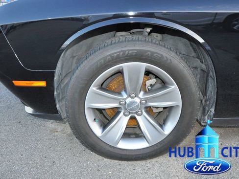 Used 2019 Dodge Challenger SXT image 9