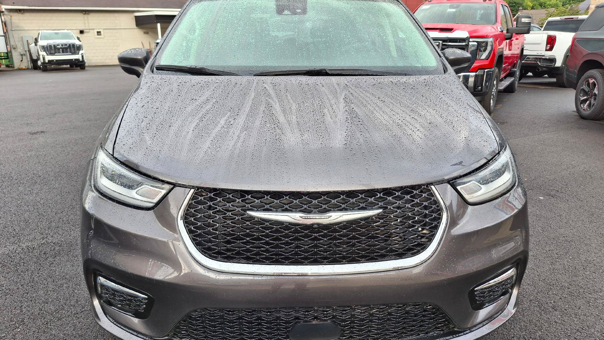 Used 2023 Chrysler Pacifica Touring-L FWD image 2